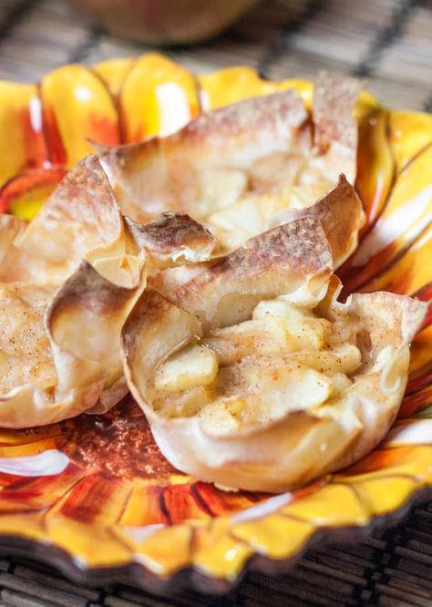 Mini Apple Pies in Wonton Wrappers at only 3 weight watchers points for 4 of them. All the deliciousness but none of the guilt. Wonton Wrapper Dessert, Lamb Souvlaki Recipe, Wonton Wraps, Wonton Wrapper Recipes, Souvlaki Recipe, Weight Watcher Desserts, Healthy Fruit Desserts, Wonton Cups, Jo Cooks