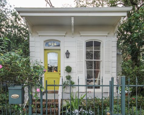 Historic renovation gives small-scale "single shotgun" house a spacious feel | Preservation Resource Center of New Orleans Small Old House Renovation, Shotgun House Floor Plans, Shotgun House Interior, Shotgun House Plans, Nola House, Double Fireplace, Granny Pod, Tiny House Exterior, Shotgun House