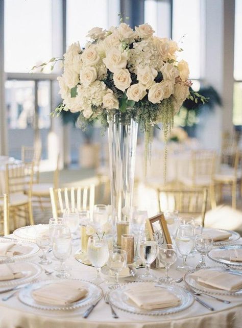 Tall Wedding Centerpieces, Tafel Decor, Tall Centerpieces, Cream Wedding, Tall Vase, Wedding Table Decorations, Ivory Wedding, Wedding Table Centerpieces, Table Flowers