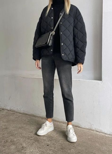 Seattle Dinner Outfit, Transitional Weather Outfits Spring, Black Quilted Jacket Outfit, Scandinavian Girl Style, Trendy Outfit 2023, Quilted Jacket Street Style, Minimal Outfits For Women, Danish Street Style, European Streetwear