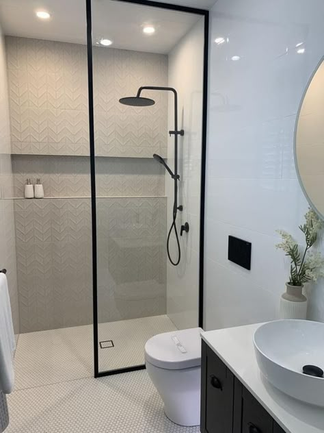 Bathroom Interior Design Modern, Bilik Air, Desain Pantry, Small Bathroom Interior, Bathroom Design Layout, Washroom Design, Bathroom Redesign, Toilet Design, Bathroom Remodel Shower