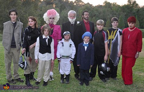 The Hunger Games is what this family calls Halloween. | 33 Family Halloween Costumes That Are Absolutely Fantastic Hunger Games Costumes, Games Costumes, Hunger Games Costume, Dalmatian Costume, Games Halloween, Hunger Games Cast, Firefighter Family, Twin Halloween Costumes, Costume Works