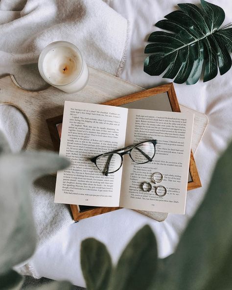 Book Flatlay, Botanical Book, Flat Lay Inspiration, Minimalist Book, Book Photography Instagram, An Open Book, Bookstagram Inspiration, Book Instagram, Decor Studio