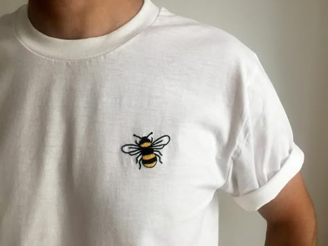 Bee Cute, Clothes Embroidery Diy, Embroidery T Shirt, Bee Embroidery, Embroidery Tshirt, Embroidery On Clothes, Cute Embroidery, Simple Embroidery, Sewing Embroidery Designs