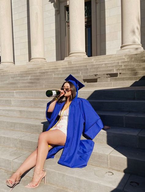 Graduate Poses, Graduation Pictures Outfits, College Grad Pictures, Grad Picture Ideas, College Grad Photos, Graduation Pic Ideas, Nursing Graduation Pictures, College Graduation Photoshoot, College Graduation Pictures Poses