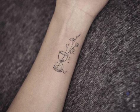 Tattoos With Meaning Family, Tattoos Meaning Family, Tattoo Sakura, Hourglass Tattoos, Trust Tattoo, Tattoo Klein, Minimalist Tattoo Meaning, Glass Tattoo, Hourglass Tattoo