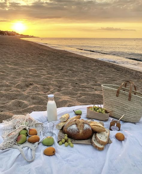 Picnic Inspiration, Picnic Date, Perfect Picnic, Picnic Time, Picnic Food, A Picnic, Beach Picnic, Summer Dream, European Summer