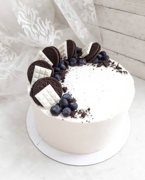 Simple Oreo Cake Design, Oreo Cake Designs Birthday, Counter Cake Design, Simple White Cake Decoration, Oreo Birthday Cake Ideas, Simple White Cake Design, Oreo Cake Decoration, Oreo Cake Decorating Ideas, Bday Cake Chocolate