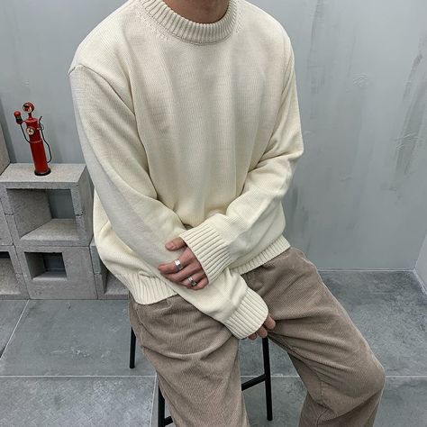 Beige Sweater Outfit Men, White Sweater Men, Beige Sweater Outfit, Christmas Sweater Outfits, White Sweater Outfit, Sweater Outfits Men, Male Sweaters, Mens Smart Casual Outfits, Outfits Hombre