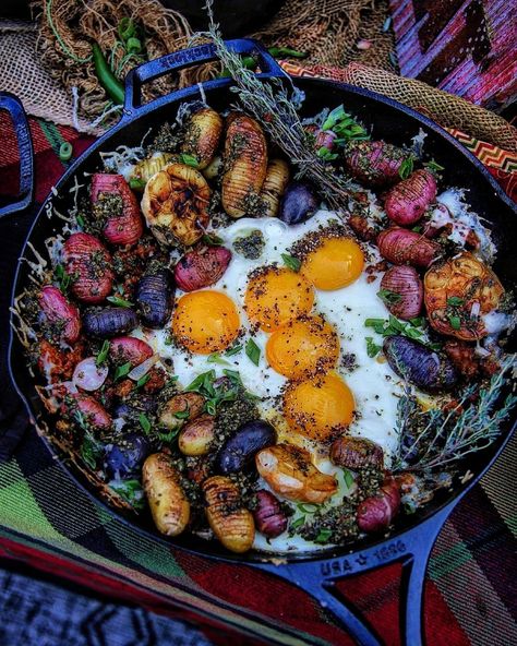 Cast Iron Skillet Recipes Breakfast, Rustic Breakfast, Black Breakfast, Campfire Breakfast, Rustic Food Photography, Breakfast Plates, Halloween Food Appetizers, Breakfast Skillet, Bistro Food