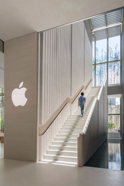 Apple Cotai Centre Macau by Foster + Partners Apple Store Design, Foster Partners, Interior Stairs, Design Del Prodotto, Apple Store, Retail Space, Staircase Design, Stairs Design, Office Interior Design