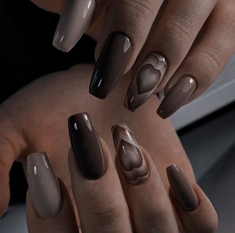 Nail Art For Dark Hands, Dark Brown Nail Ideas, Brown Skin Nails Ideas, Dark Colour Nail Art, Caramel Nails Design, Nail Art Designs For Dark Skin, Nail Art For Dark Skin Tone, Dark Colour Nails Designs, Nail Inspo For Dark Skin