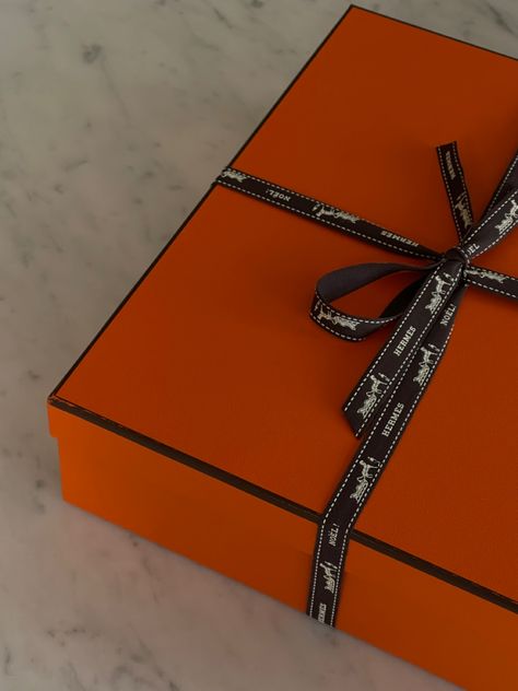 Hermes - gift - Orange Hermes Gift Aesthetic, Hermes Box Aesthetic, Hermes Gift Boxes, Hermes Box Packaging, Gift Box Packaging Ideas, Hermes Packaging, Box Packaging Ideas, Hermes Gift, Hermes Aesthetic