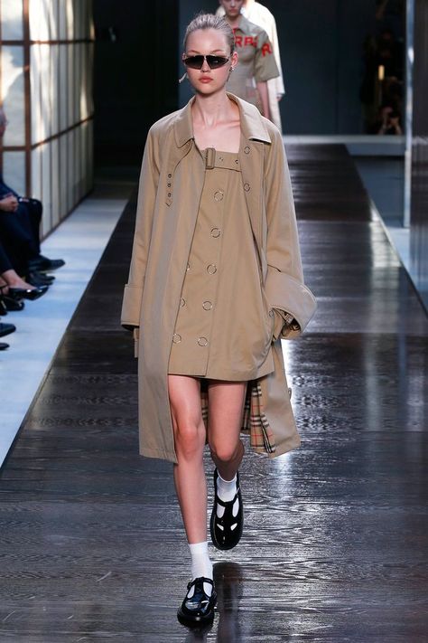 Burberry Runway, 2019 Runway, Burberry Outfit, Runway Outfits, Weird Fashion, Vintage Burberry, Fashion Icons, June 19, Runway Show