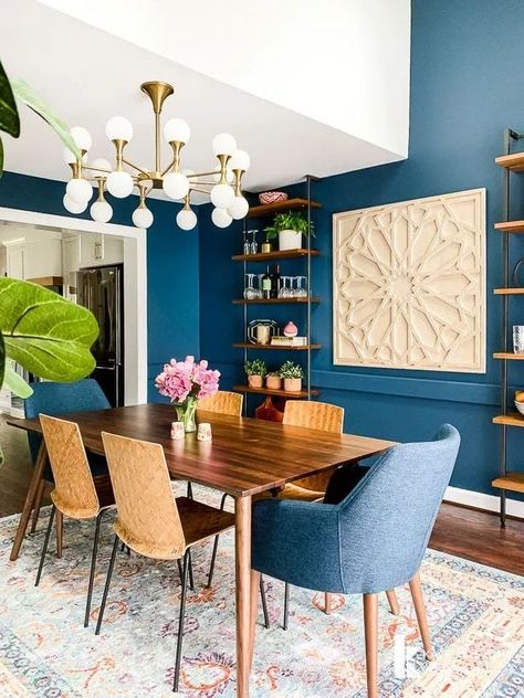 Feast Your Eyes: 20 Gorgeous Blue Dining Room Ideas that Will Elevate Your Next Dinner Party Navy Dining Room Accent Wall, Bright Blue Dining Room, Navy Kitchen Dining Room, Blue Accent Dining Room, Teal Dining Rooms, Bright Dining Room Ideas, Warm Dining Room Colors, Dining Room Decor Blue, Mid Century Modern Split Level