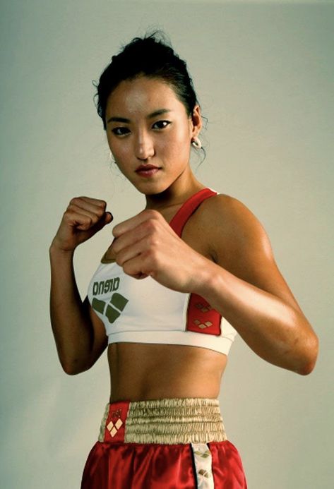 Muay Thai Women, Boxing Stance, Muay Thai Gym, Woman Boxer, Boxe Thai, Boxers Women, Female Boxers, Photographie Portrait Inspiration, Martial Arts Women