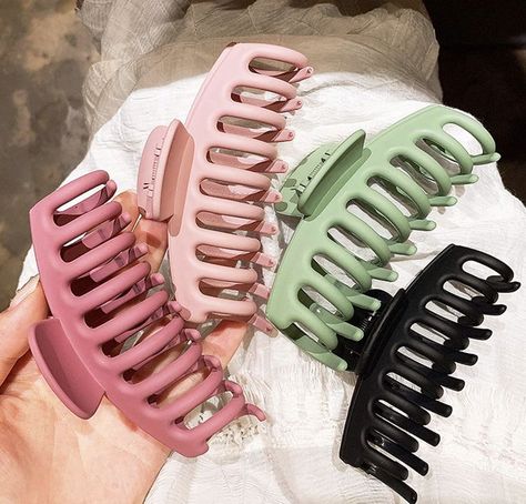 Aesthetic Hairclips, Hair Clips Aesthetic, Claw Clip Hairstyles, Luxury Headbands, Makeup Hacks Beauty Secrets, Hair Clamps, Clip Hairstyles, Hair Accessories Clips, Claw Hair Clips