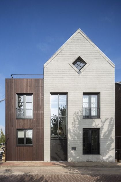 HOYT - architects - house i in amsterdam north Dutch Architecture, Amsterdam Houses, Arch House, Dutch House, Canal House, Roof Architecture, Residential Construction, Architect House, Garden City