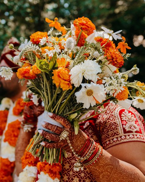 from last weekend 🧡✨ gorgeous marigolds & textural foliage!! the queen anne’s lace down the pieces on the head table!! love love love. Marigold Bridal Bouquet, Marigold Bouquet Wedding, Marigold Bouquet, Cuban Wedding, Marigold Wedding, Wedding Ceremony Setup, 2024 Party, Stone Bridge, Head Table