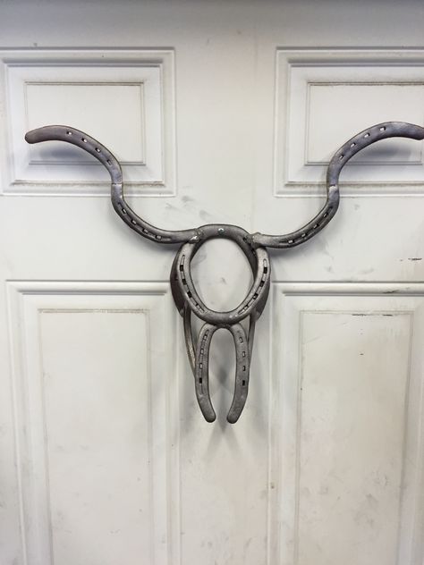 Bolt Crafts, Horseshoe Crafts Projects, Cool Welding Projects, Blacksmithing Ideas, Longhorn Steer, Welding Crafts, Horseshoe Projects, Boot Rack, Horseshoe Decor