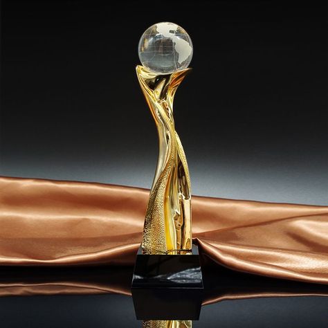 Pinterest Oscar Trophy, Trophy Craft, Metal Trophy, Inspirational Sculpture, Trophy Plaques, Gold Design Background, Modern Living Room Lighting, Sports Trophies, Reward And Recognition