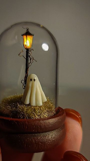 Diy Halloween Snow Globe, Diarama Ideas Halloween, Diy Halloween Gifts For Adults, Miniature Halloween Scenes, Ghost Diorama, Halloween Cloche Ideas, Halloween Crafts For Adults Diy, Halloween Miniatures Diy, Oddity Crafts