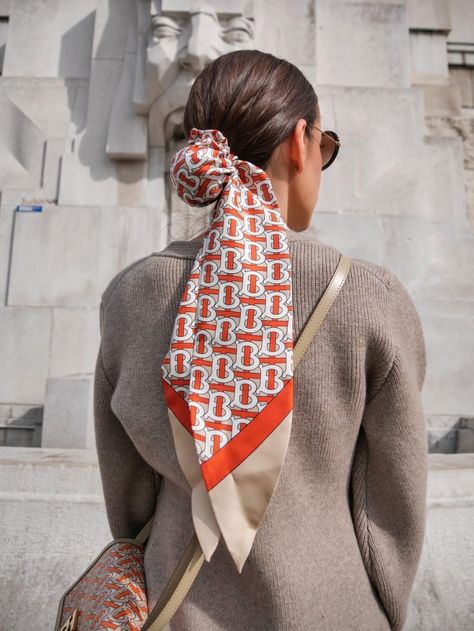 My Look: Milan Fashion Week | Sandra‘s Closet Scarf Styling, Scarf Trends, Parisienne Chic, Ways To Wear A Scarf, Scarf Style, Designer Scarves, Hair Scarf, Scarf Tying, Silk Twill