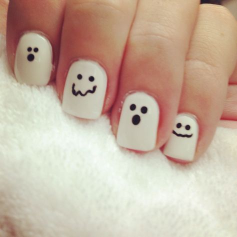 Halloween Designs Short Nails, East Halloween Nail Art, Nail Designs For Short Nails Halloween, Easy Beginner Halloween Nails, Cute Easy Acrylic Nail Ideas, Halloween Nails Easy At Home, Halloween Nails Easy Simple Short, Easy Ghost Nails Diy, Simple Gel Halloween Nails