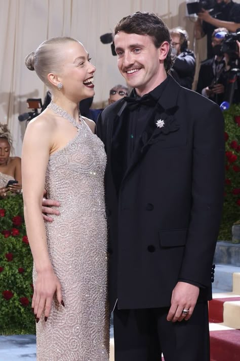 Phoebe Bridgers and Paul Mescal Met Gala 2022 Pictures Paul Mescal Phoebe Bridgers, Paul And Phoebe, Daisy Edgar Jones, Paul Mescal, Cute Celebrity Couples, Relationship Timeline, Phoebe Bridgers, On The Red Carpet, Musical Movies