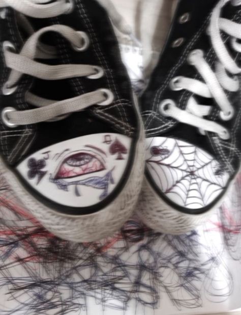 Converse Painting Ideas, Drawing On Converse, Converse Painted, Converse Drawing, Doodle Shoes, Diy Converse, Sharpie Shoes, Converse Design, Grunge Shoes