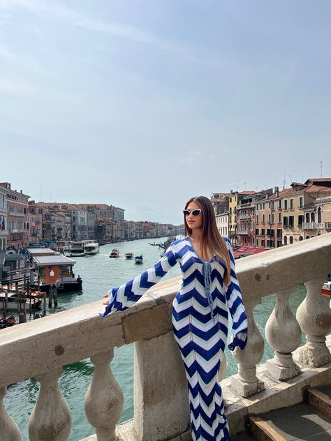 #venezia #fashion #aesthetic #outfits Venecia Photo Ideas, Venice Instagram Pictures, Venice Beach Photo Ideas, Venezia Outfit, Venezia Photography Ideas, Venice Beach Aesthetic, Fashion Aesthetic Outfits, Fashion Aesthetic, Aesthetic Outfits