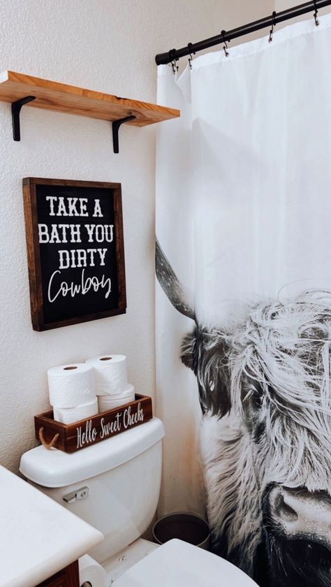 Cute Western House Ideas, Country Home Ideas Bedroom, Horse Themed Bathroom Ideas, Cowhide Bathroom Decor, Country Theme Bathroom, Country Themed Decor For House, Unisex House Decor, Bathroom Sign Decor Ideas, Small Bathroom Western Ideas