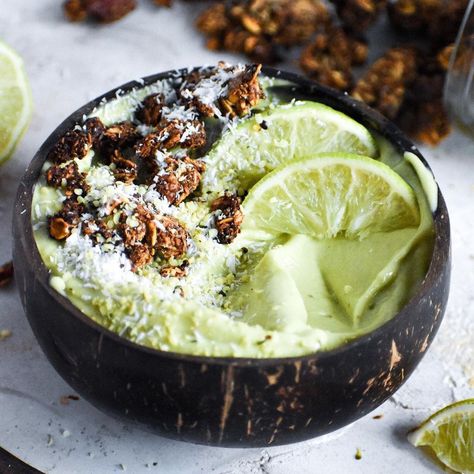 Key Lime Pie Smoothie Bowl - Coconut Bowls | North America Key Lime Pie Smoothie, Homemade Smoothie Bowl, Smoothie Bowl Base, Coconut Smoothie Bowl, Green Superfood Powder, Veggie Smoothies, Breakfast Smoothie Bowl, Coconut Bowls, Coconut Benefits