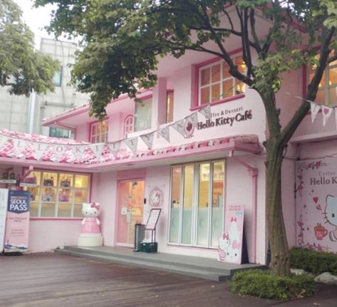 Kawaii Cafe Exterior, Cafe Dollhouse, Kawaii Restaurant, Sanrio Cafe, Kawaii Cafe, Hongdae Seoul, Dream Restaurant, Cafe Exterior, Pink Cafe