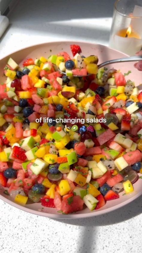 theplantbasedmeal on Instagram: the best fruit salad you’ll ever have. By @healthygirlkitchen 🍓🍊🍌🥝🫐🍇 fruit I used: strawberries, watermelon, oranges, mango, kiwi, apple,… Dorm Snacks, Best Fruit Salad, Mix Fruit, Fruit Lunch, Fruit Diet, Healthy Food Menu, Healthy Food Dishes, Sweet Cravings, Fruit Salad Recipes