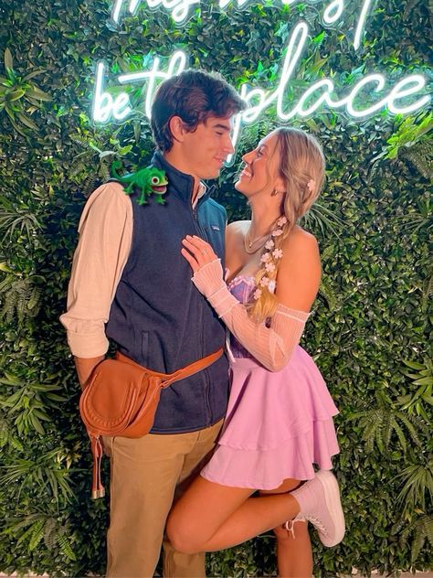 Disney Couple Costumes, Cute Couples Costumes, Unique Couple Halloween Costumes, Halloween Parejas, Matching Halloween Costumes, Costume Disney, Halloween Coustumes, Couple Costumes, Pretty Halloween Costumes