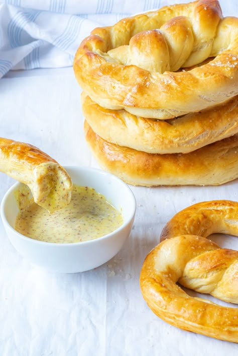 Homemade Pretzels Recipe, Auntie Annes Pretzels, Auntie Anne, Pretzel Bites Recipes, Baked Pretzels, Auntie Annes, Pretzel Recipe, Soft Pretzel Recipe, Garlic And Olive Oil