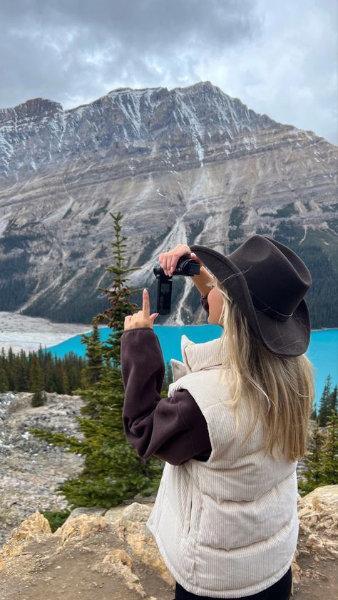 Banff alberta canada cowboy hat outfit inspi peyto lake Banff Hiking Outfit Summer, Banff Canada Summer Outfit, Cowboy Hat Hiking Outfit, Canadian Outfit, Banff Outfit Summer, Banff Picture Ideas, Banff Photoshoot, Banff Inspo Pics, Canada Summer Outfits