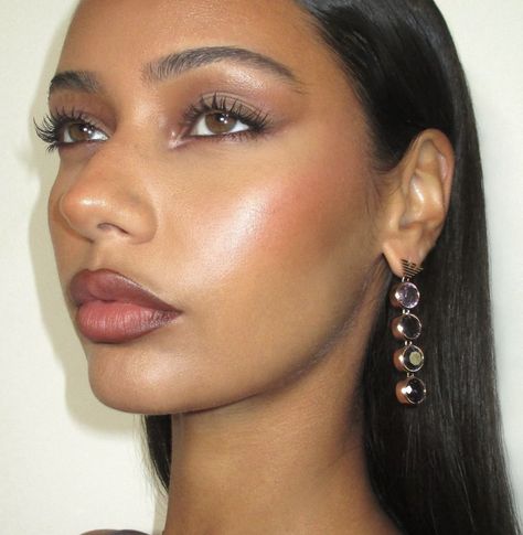 Cool Tones Makeup Looks, Subtle Siren Eyes Makeup, Sade Aesthetic Makeup, Medium High Contrast Makeup, Medium Contrast Makeup, Glowy Bronze Makeup, Subtle Makeup Looks, Messy Makeup, Natural Prom Makeup