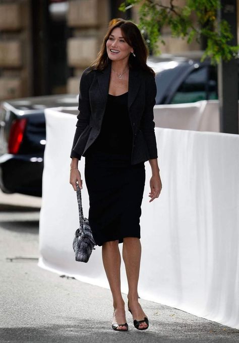 Carla Bruni Style, French Style Outfits, Elegant Work Outfits, Professional Work Outfit, French Women Style, Parisian Chic Style, Parisian Women, Carla Bruni, Professional Attire