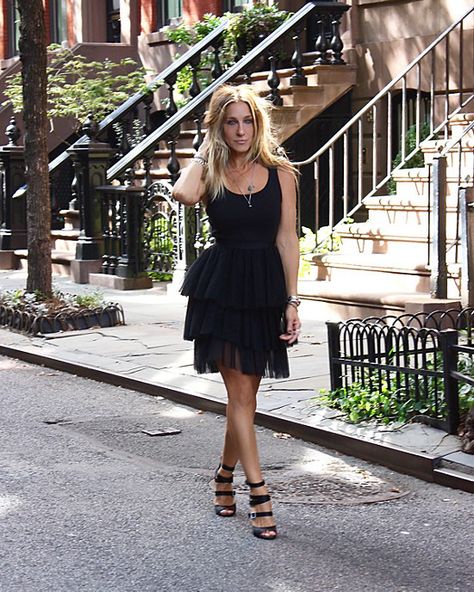 Sarah Jessica Parker’s First LBD Is Here – And It’s Very Carrie Bradshaw! Sara Jessica Parker, Carrie Bradshaw Outfits, Carrie Bradshaw Style, Charlotte York, Parker Dress, City Dress, Sarah Jessica, Looks Black, Sarah Jessica Parker