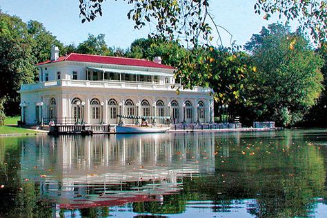 The Boathouse is my favorite part of any run in Prospect Park. Plaza New York Wedding, Manhattan Wedding Venues, Wedding Venue New York, Wedding In Central Park Nyc, Prospect Park Brooklyn, Plaza Hotel New York Wedding, New York Flower, Boathouse Wedding, Nyc Wedding Photos Manhattan