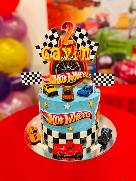 Hot Wheels Cake And Cupcakes, Hotwheel Cake Ideas, Hotweels Birthday Ideas Cake, How Wheels Cake, Hot Wheels 3rd Birthday Cake, Hot Wheels Themed Cake, Hot Wheels Buttercream Cake, Hot Wheels Smash Cake, Hot Wheels Birthday Cake Ideas