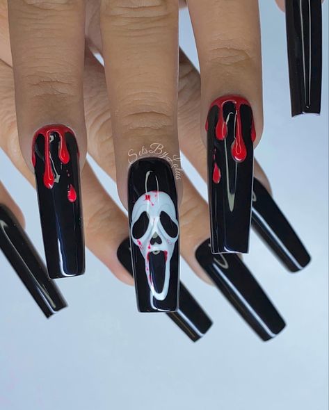 Halloween ghost face nails Ghost Face Nails, Black Chrome Nails, Scary Nails, Vampire Nails, Bat Nails, Face Nails, Black Halloween Nails, Witch Nails, Halloween Acrylic Nails