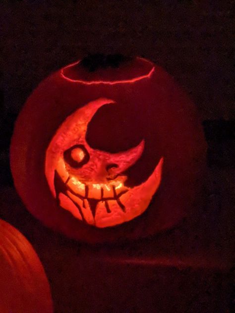 My pumpkin carving of Soul Eater's Moon 2019 Pumpkin Carving Ideas Naruto, Soul Eater Pumpkin Carving, Pumpkin Carving Anime Ideas, One Piece Pumpkin Carving, Pumpkin Carving Ideas Anime, Anime Pumpkin Carving Ideas, Anime Pumpkin Carving, Small Pumpkin Carving Ideas, Soul Eater Moon