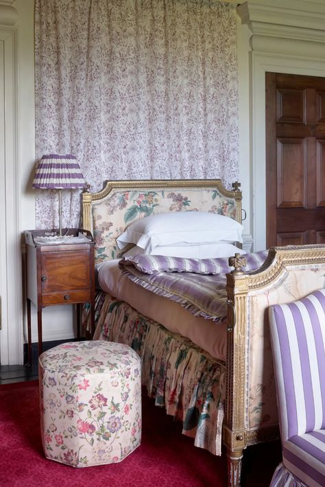 Make The Perfect Bed, Lilac Palette, Castle Living Room, English Country Decorating, In Law Suites, English Cottage Bedroom, Girly Cottagecore, Collected Home, English Homes