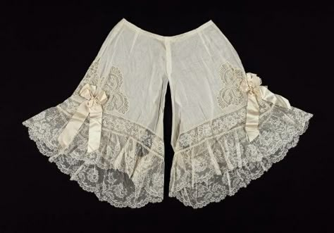 Pair of drawers French, About 1900. I need huge frilly sexy knickers like these, they are mint. 1900s Fashion, Frou Frou, Antique Clothing, Edwardian Fashion, Historical Costume, Moda Vintage, Garters, Vintage Lingerie, Historical Clothing