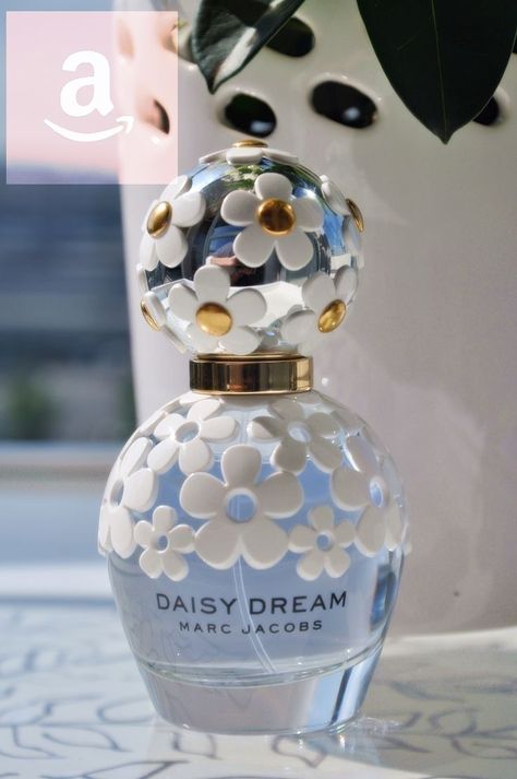 Koleksi Parfum, Alat Makeup, Pretty Perfume Bottles, Fragrances Perfume Woman, Marc Jacobs Daisy, Perfume Collection Fragrance, Fotografi Vintage, Smink Inspiration, Body Smells