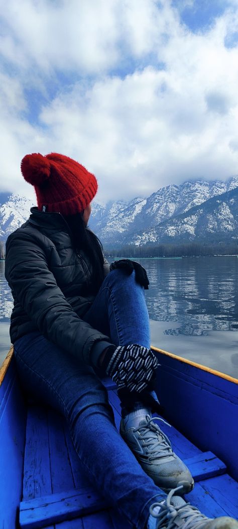 Kashmir Snow Photography, Dal Lake Kashmir Photoshoot, Couple Photo Ideas In Kashmir, Poses For Kashmir, Photos In Kashmir, Kashmir Tour Outfits, Photography In Kashmir, Photo Poses In Kashmir, Mountains Pics Ideas