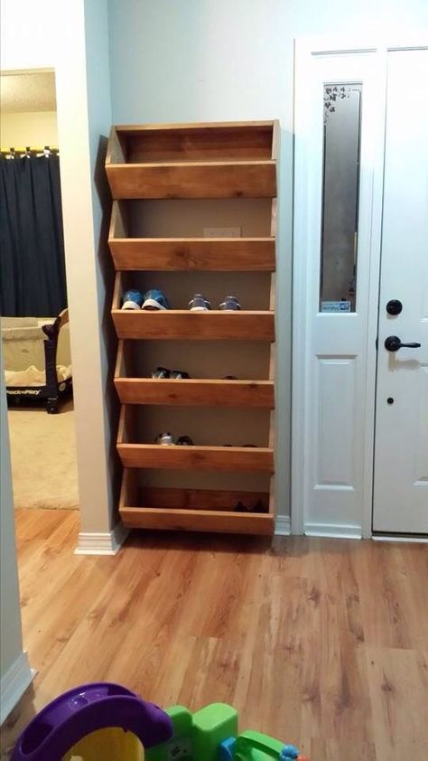 Diy Shoe Rack Ideas, Pallet Shoe Rack, Shoe Storage Small Space, Diy Shoe Storage, Diy Shoe Rack, Diy Shoe, Laundry Mud Room, Cool Ideas, Pallet Ideas